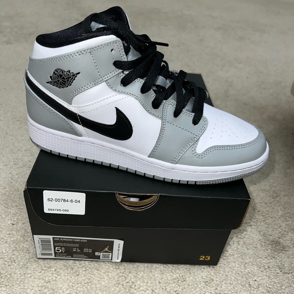 Air Jordan 1 Mid Smoke Grey (GS)